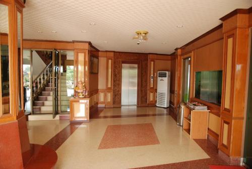 โรส การ์เดน โฮเต็ล (Rose Garden Hotel) in หันตรา