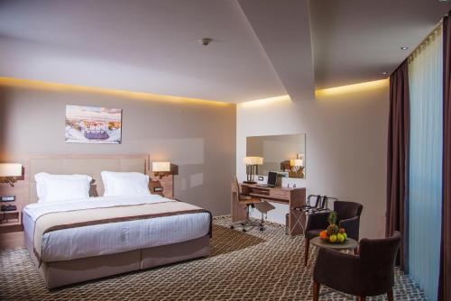 Deluxe Room with King Bed - Free Parking and Wifi