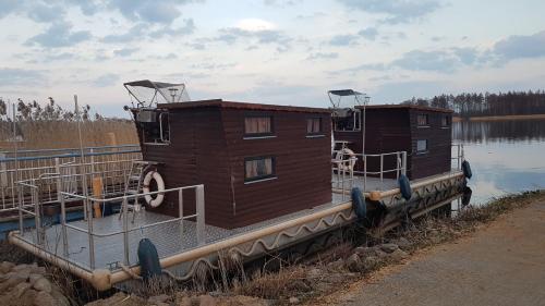 Hausboot Krakow am See Forelle 1 und 2 in 克拉科夫 安 湖