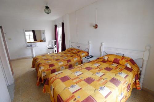 1 double bed, 1 twin bed