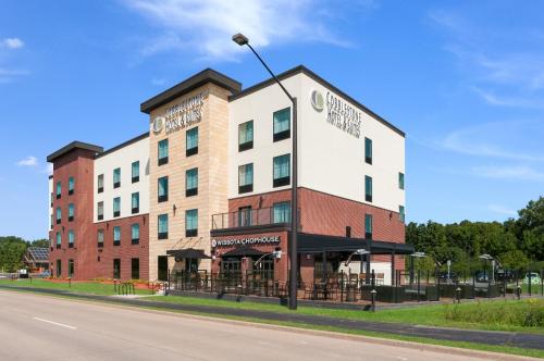 Cobblestone Hotel & Suites Appleton International Airport in Neenah, USA