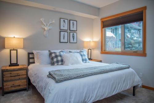 Spacious 2 Bdr Canmore Condo w 2 KING Beds & 3 Hot Tubs & Pool