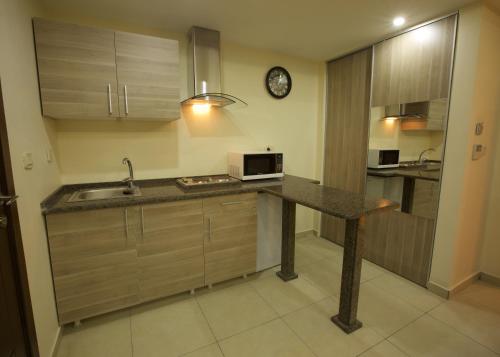 廚房, 盧傑恩套房酒店 (Lujain Hotel Suites                                                                         ) in 亞祖茲