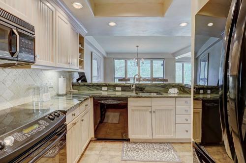 Amazing 2 Br Unit In Beaver Creek- Out Of A Western Movie Condo - image 8