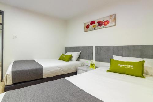 Twin Room image 5