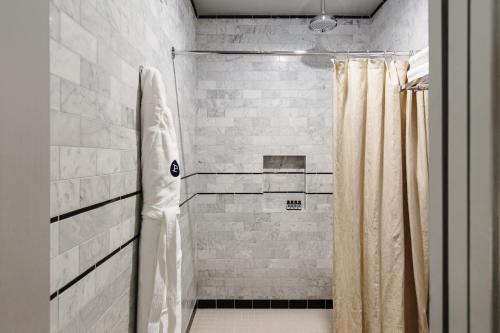 Bathroom, Palihotel Westwood Village in Westwood