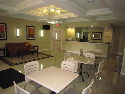 Étterem, Red Carpet Inn and Suites Monmouth JCT in South Brunswick