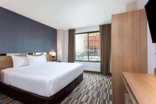 Microtel Inn by Wyndham Long Island City - image 10