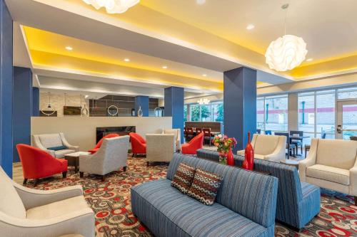 La Quinta Inn and Suites by Wyndham Bloomington