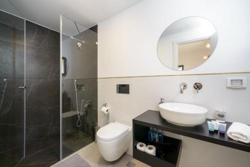 Deluxe Two-Bedroom Apartment with Balcony - Byron 18 Street image 10
