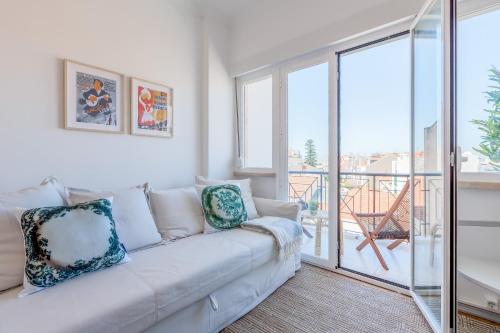 Renovated Sunny Apartment with Amazing Sunset Balcony , By TimeCooler, Lizbona