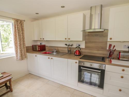 Lawn Cottage - image 3