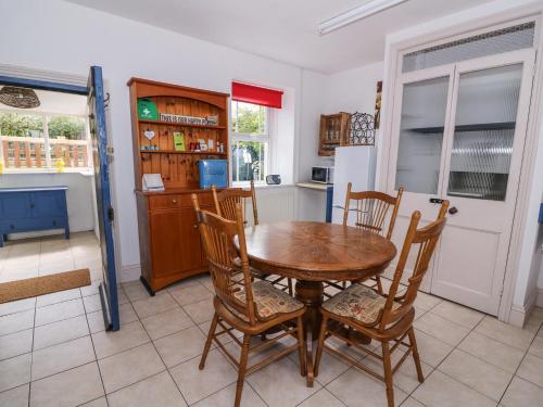 Cozy Cwtch Cottage - image 2