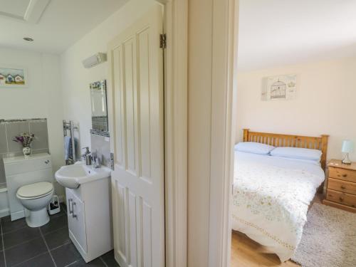 Lawn Cottage - image 13