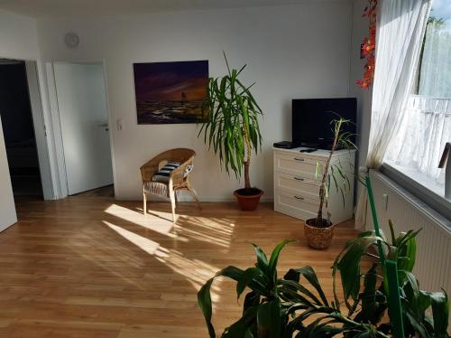 Koplietošanas atpūtas telpa ar TV, Künstler Ferienwohnung 3 Zimmer Küche Bad zentrale Lage (Kunstler Ferienwohnung 3 Zimmer Kuche Bad zentrale Lage) in Hagen im Bremischen