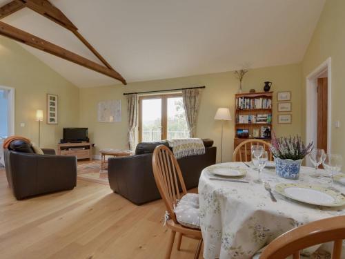 2 Shippen Cottages Hayne Lane - main image