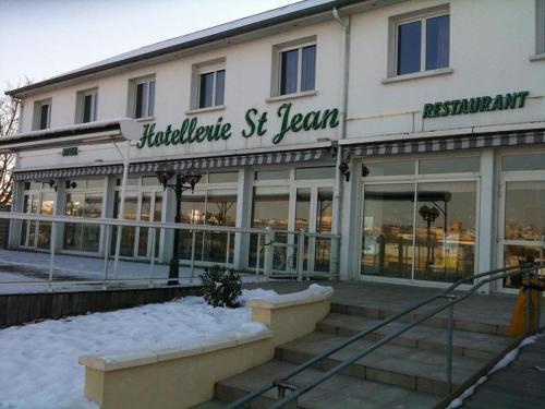 Hotellerie Saint Jean Hôtellerie Saint Jean is conveniently located in the popular Thouars area. The hotel offers guests a range of services and amenities designed to provide comfort and convenience. To be found at the ho
