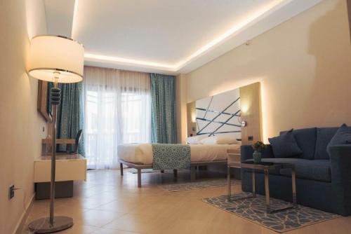Family Room with Garden View image 5