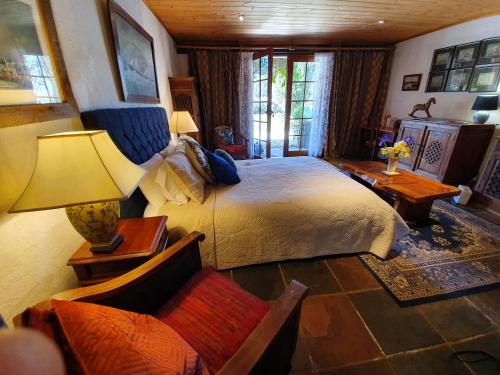 1 queen bed, 1 twin bed