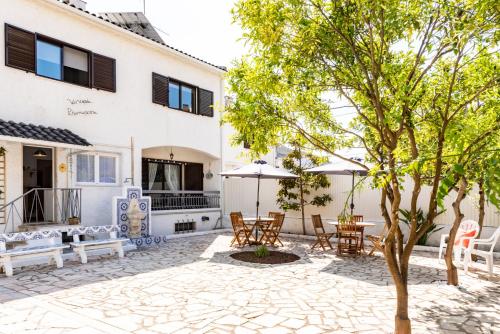  3 Bedroom Nook Beach House in Quinta de Santo António