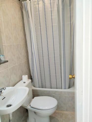 Twin Room image 3