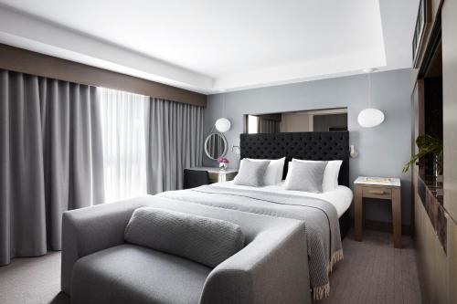1 King Bed Premium with Separate Shower