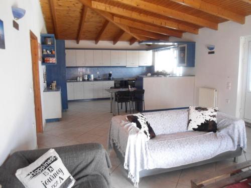  Sunny apartment 15 min from airport and sea in Artemida