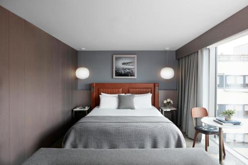 1 King Bed Premium