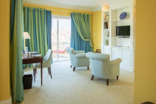 Book the Deluxe Suite with Panoramic River View Deluxe Suite with Panoramic River View