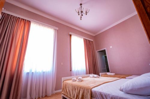 1 double bed, 1 twin bed