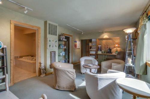New Buffalo Inn & Spa - image 3