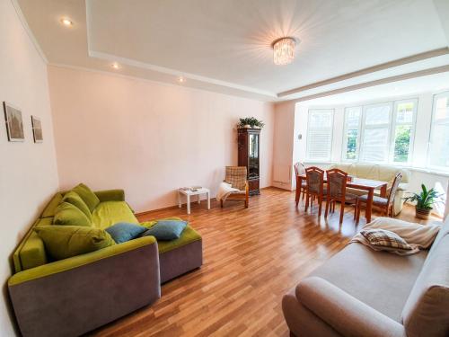 Cozy nice flat 8 minutes by metro to the center