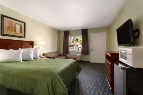 Travelodge by Wyndham Orange County Airport/ Costa Mesa