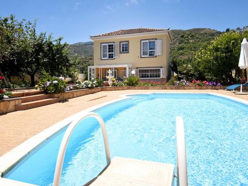 Casa Jardin in Vega de San Mateo