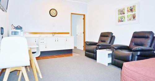 The Esplanade Motel & Conference Centre Located in West End, ASURE Colonial Court Motel is a perfect starting point from which to explore Palmerston North. The property offers a high standard of service and amenities to suit the individual 