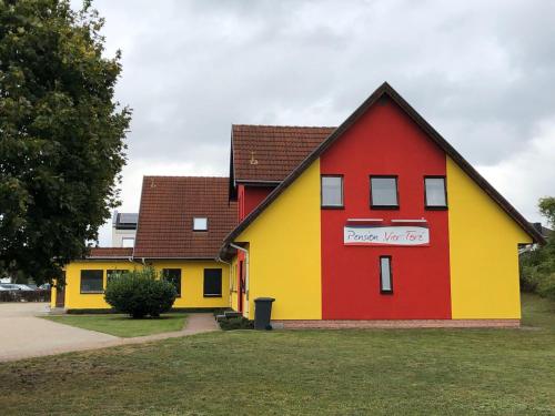 B&B Neubrandenburg - Pension ,,Vier Tore'' - Bed and Breakfast Neubrandenburg