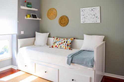 Lisbon Sky View 3BR Home + Near Airport + Free Parking