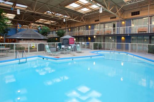 Ramada by Wyndham Clarion - image 3
