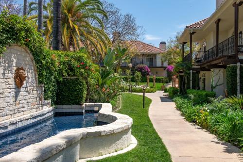 Westlake Village Inn - 정원