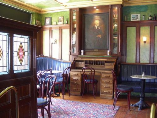 O'Neills Victorian Pub & Townhouse 3