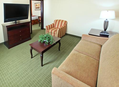 Holiday Inn Express Hotel & Suites Henderson - Traffic Star, an IHG Hotel