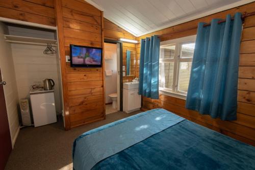 Backpacker Queen with Ensuite (or bathroom)