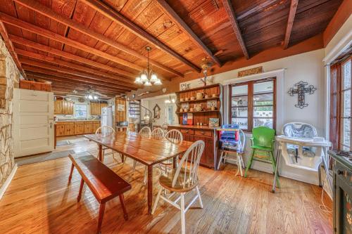 Bumblebee Lodge in Ingram, USA