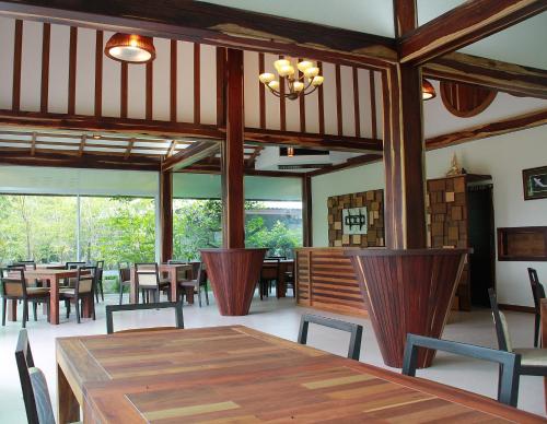 Restaurant, Taman Resort in Samo Khae