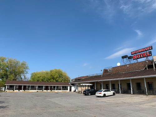 . 7 West Motel