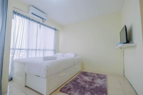 Tifolia Studio Apartment with Double Bed near LRT Station By Travelio, Джакарта