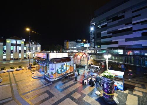 Kilátás, Glorious Rooms in Nyis