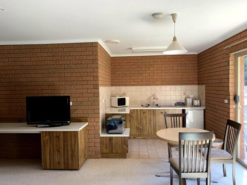 Kitchen, Kingswood Motel in Tocumwal
