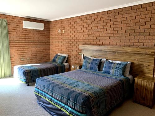 1 queen bed, 1 twin bed