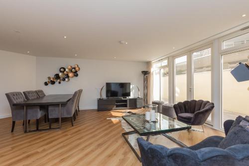 Shared lounge/TV area, Lage Wurft Beach Apartments in Noordwijk
